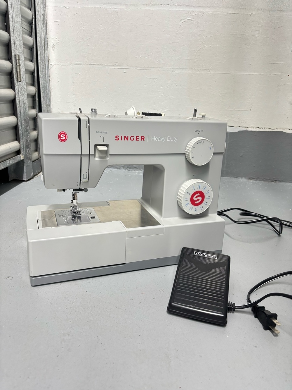 Singer Heavy Duty Sewing Machine model 4423